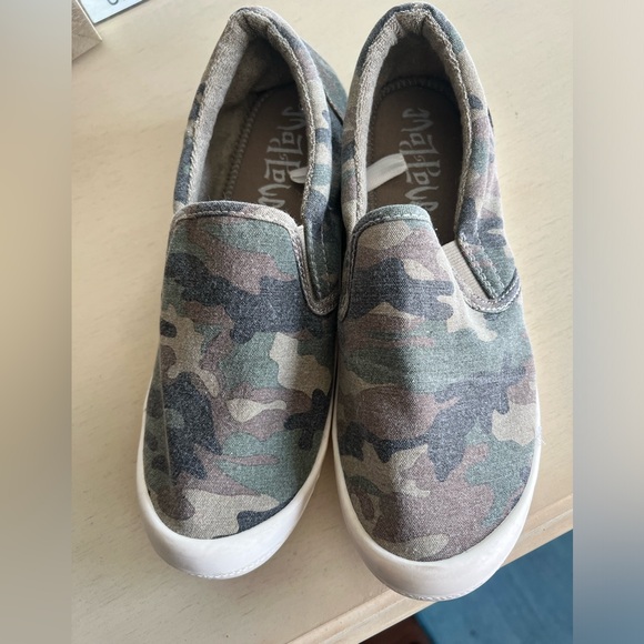 Woman’s size 8 camouflage slip on sneakers. Worn once - Picture 2 of 5
